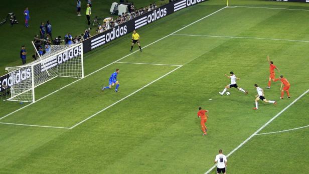Ein Fußballspieler schießt den Ball während eines Fußballspiels aufs Tor.