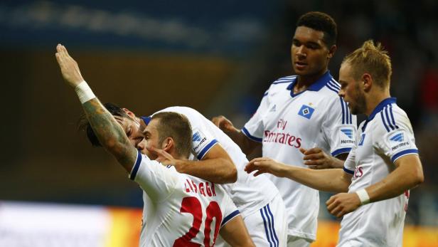 Mehrere Fußballspieler des Hamburger SV feiern gemeinsam ein Tor.