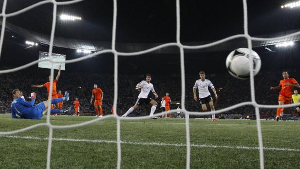 Ein Fußballspiel zwischen Deutschland und den Niederlanden, gesehen durch das Netz eines Tores.