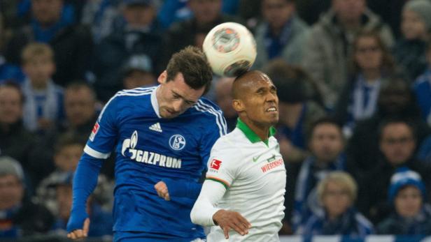 Zwei Fußballspieler kämpfen um einen Kopfball.