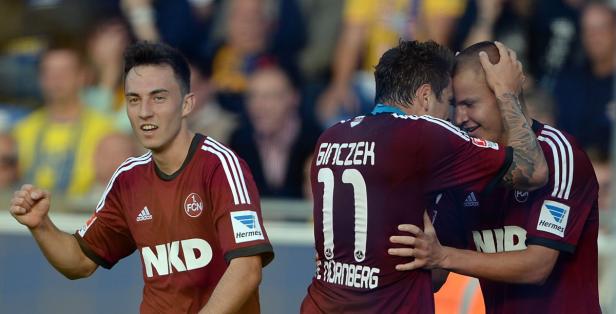 Fußballspieler des 1. FC Nürnberg feiern ein Tor.