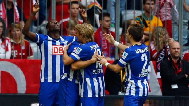 Fußballspieler von Hertha BSC feiern ein Tor.