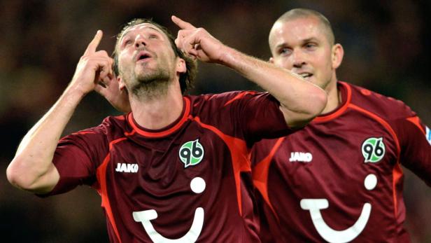 Ein Fußballspieler von Hannover 96 jubelt mit erhobenen Zeigefingern.