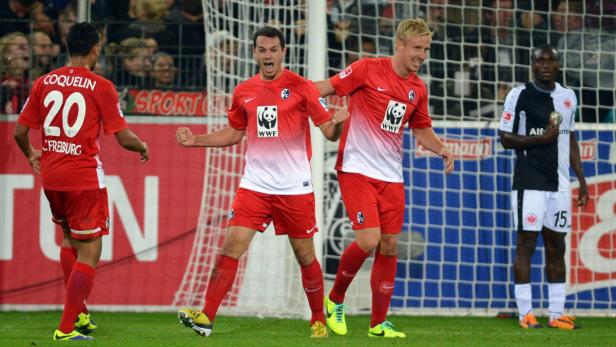 Fußballspieler des SC Freiburg jubeln über ein Tor.