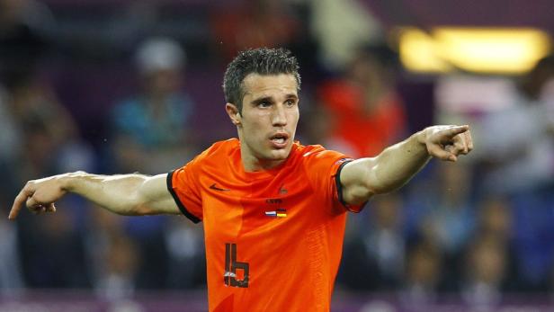 Robin van Persie im Trikot der niederländischen Nationalmannschaft zeigt mit den Fingern.