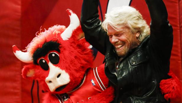 Richard Branson umarmt das Maskottchen der Chicago Bulls.