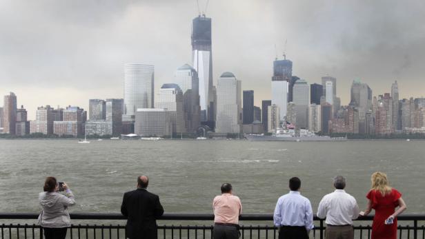 Eine Gruppe von Menschen blickt auf die Skyline von New York City.