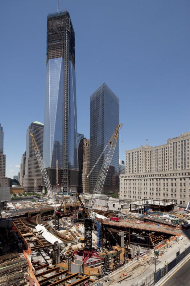 Das One World Trade Center über einer Baustelle in New York City.