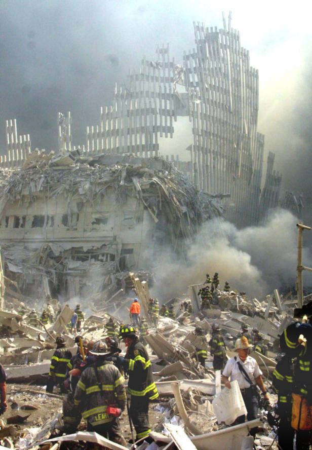 Rettungskräfte inmitten der Trümmer des World Trade Centers nach den Anschlägen vom 11. September.