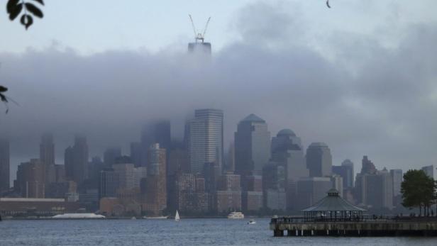 Die Skyline von New York ist teilweise von Nebel verdeckt.