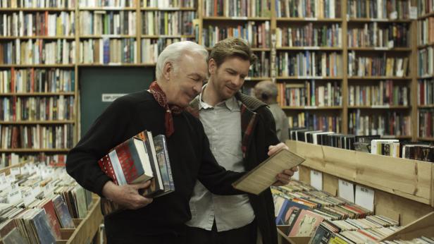 Christopher Plummer und Ewan McGregor in einem Antiquariat.