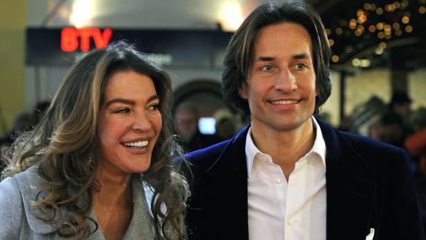 Tina Turner und Erwin Bach lächeln auf einer Veranstaltung.