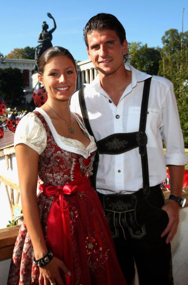 Ein Paar in Tracht vor der Bavaria-Statue in München.