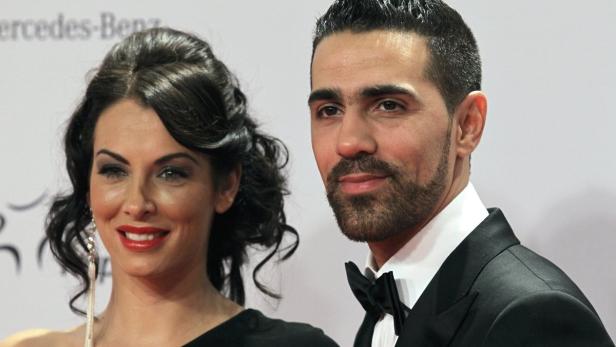 Bushido und Anna-Maria Ferchichi posieren auf einem roten Teppich.