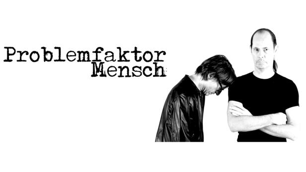 Schwarzweißaufnahme mit dem Text „Problemfaktor Mensch“ und zwei Männern, einer niedergeschlagen, einer mit verschränkten Armen.