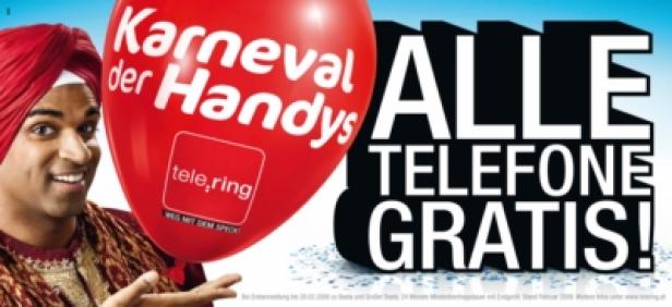 Ein Mann mit Turban präsentiert einen roten Ballon mit der Aufschrift „Karneval der Handys“.