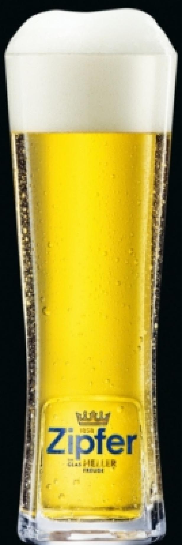 Ein Glas helles Zipfer Bier mit einer dicken Schaumkrone.