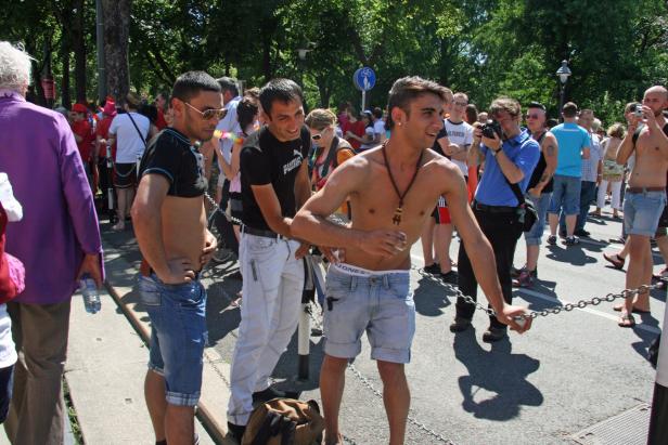 Mehrere Menschen feiern auf einer belebten Straße.