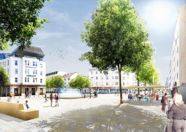 Ein belebter Stadtplatz mit einem Brunnen und mehreren Passanten.