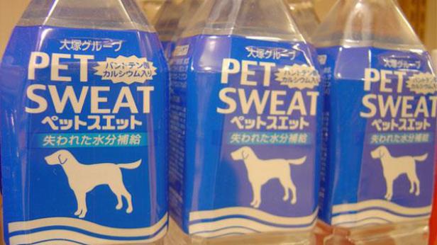 Mehrere Flaschen „Pet Sweat“, ein japanisches Getränk für Haustiere, stehen nebeneinander.