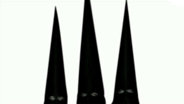 Drei schwarze, spitze Kegel stehen vor einem weißen Hintergrund.