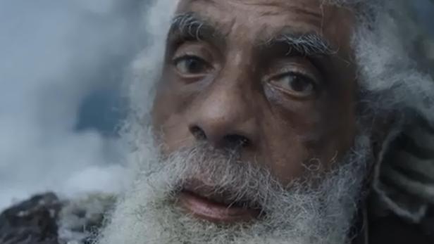 Nahaufnahme eines älteren Mannes mit weißem Haar und Bart.