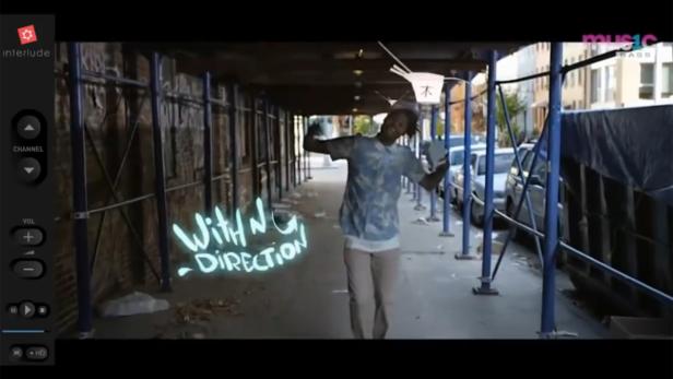 Ein Mann tanzt auf einem Gehweg unter einem Baugerüst.