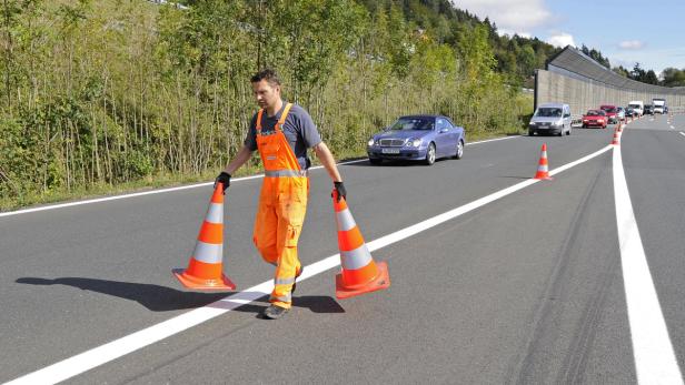 Mitarbeiter der ASFINAG beim Ableiten des Verkehrs.