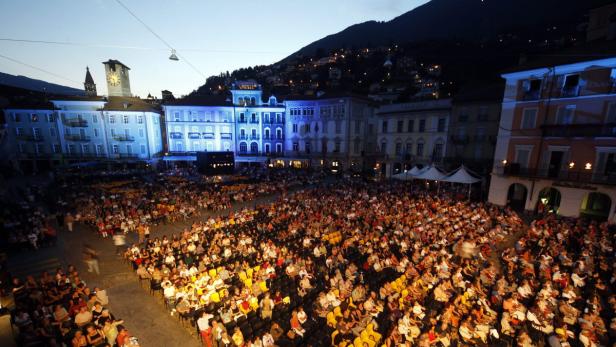 Mehr als 8.000 Zuschauer finden bei den Freilichtaufführungen auf der mittelalterlichen Piazza Grande Platz.
