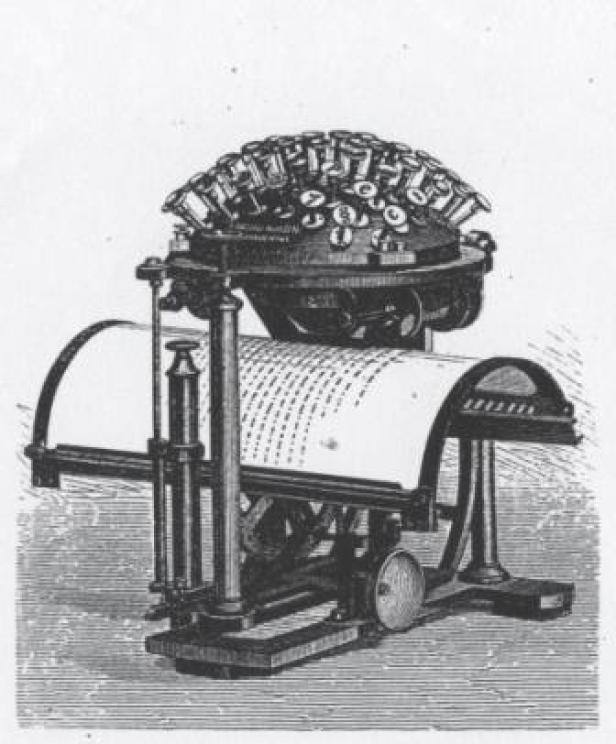 Eine alte Schreibmaschine mit einem halbrunden Tastenfeld und einem Papierbogen.