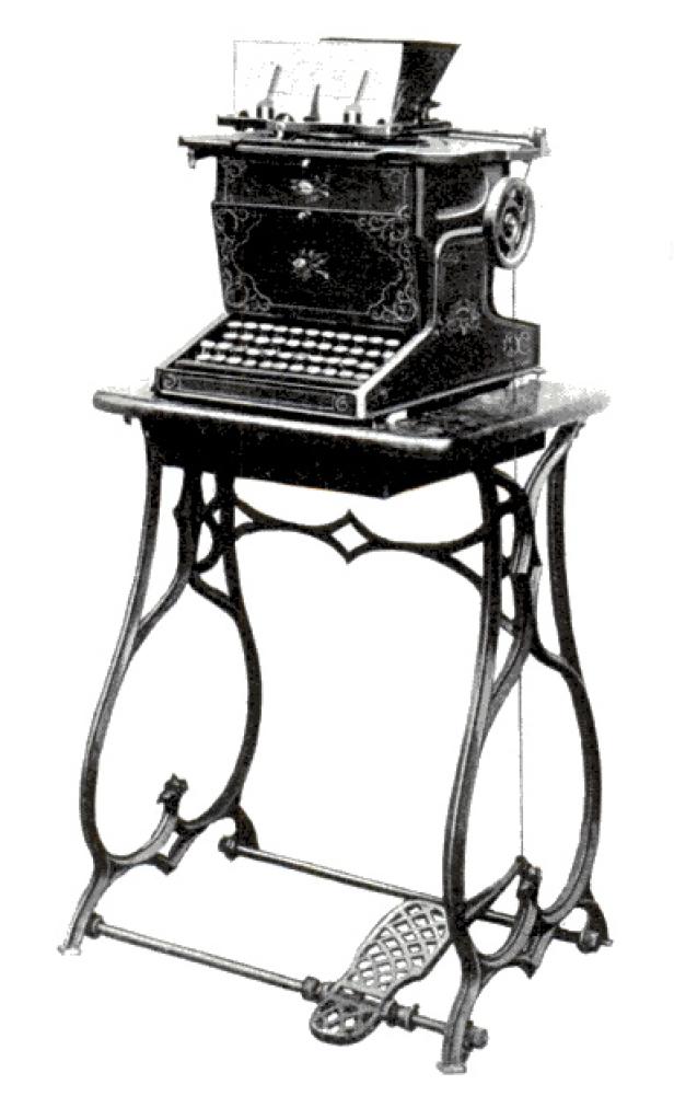 Eine historische Schreibmaschine auf einem verzierten Tisch mit Fußpedal.