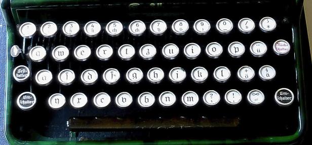 Nahaufnahme der Tastatur einer alten Schreibmaschine mit deutschen Sonderzeichen.