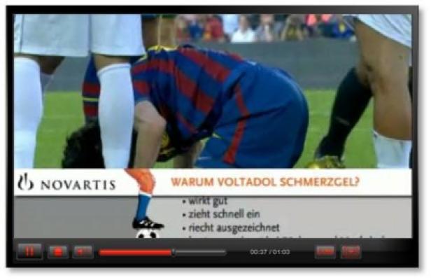 Ein Fußballspieler kniet auf dem Rasen, während im Vordergrund eine Voltadol-Werbung eingeblendet wird.