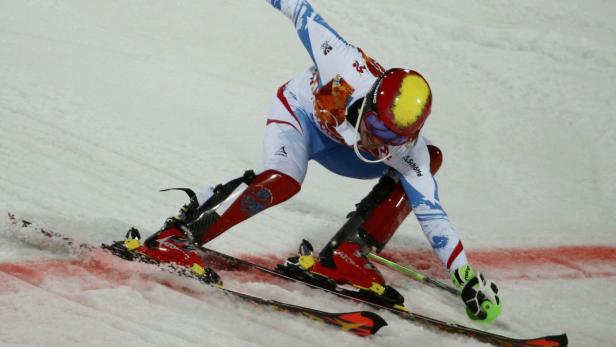 Ein Skirennfahrer während eines Rennens auf einer schneebedeckten Piste.