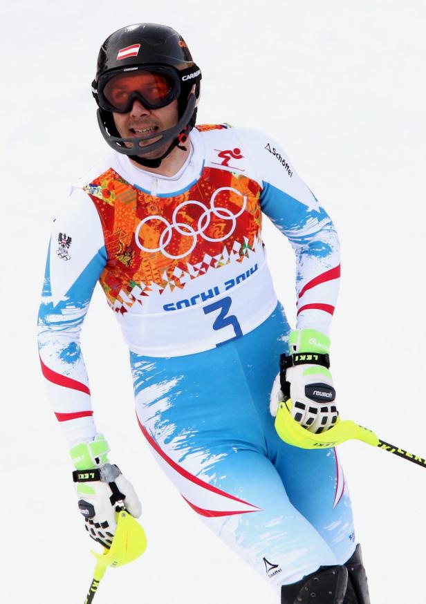 Ein österreichischer Skirennläufer während eines Rennens in voller Montur.