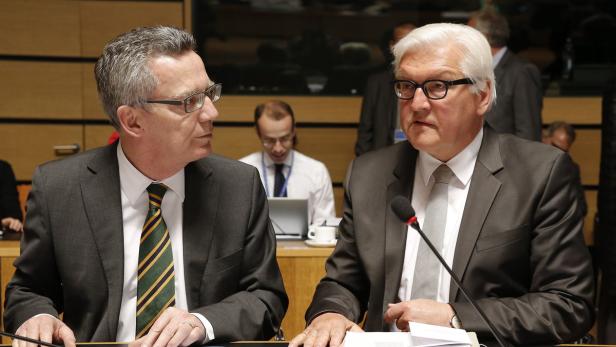 Frank-Walter Steinmeier im Gespräch mit einem Kollegen.