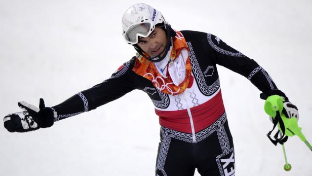 Hubertus von Hohenlohe, ein Skirennläufer, trägt einen Rennanzug im Mariachi-Stil.