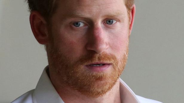 Nahaufnahme von Prinz Harry mit rötlichem Bart und blauen Augen.