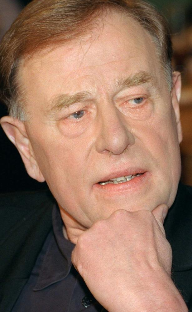 Ein Porträt von Helmut Kohl, der nachdenklich mit der Hand am Kinn dasitzt.