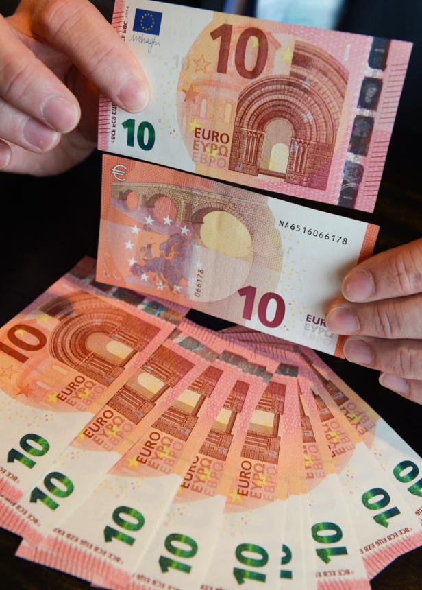 Mehrere 10-Euro-Scheine werden von Händen gehalten und präsentiert.