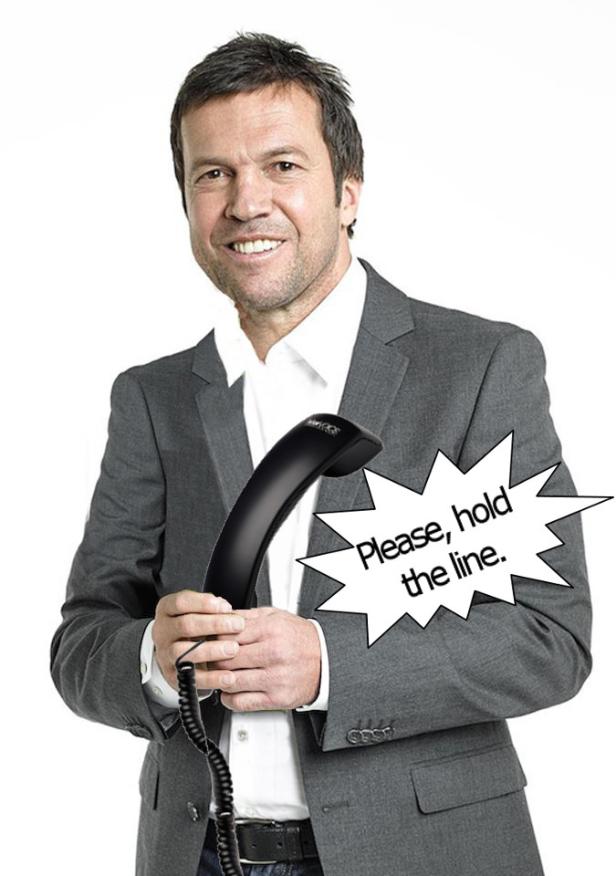 Ein Mann im Anzug hält einen Telefonhörer in der Hand, daneben die Sprechblase „Please, hold the line.“.