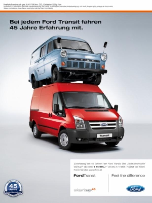 Ein blauer Oldtimer-Ford-Transit steht auf einem roten, modernen Ford Transit.