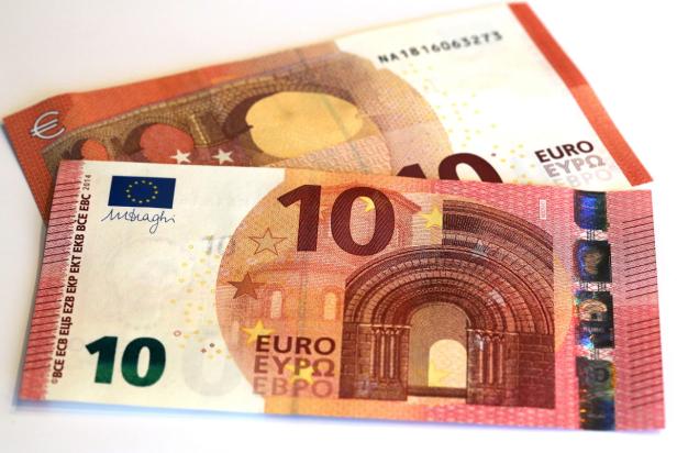 Ein Zehn-Euro-Schein liegt teilweise auf einem Fünfzig-Euro-Schein.