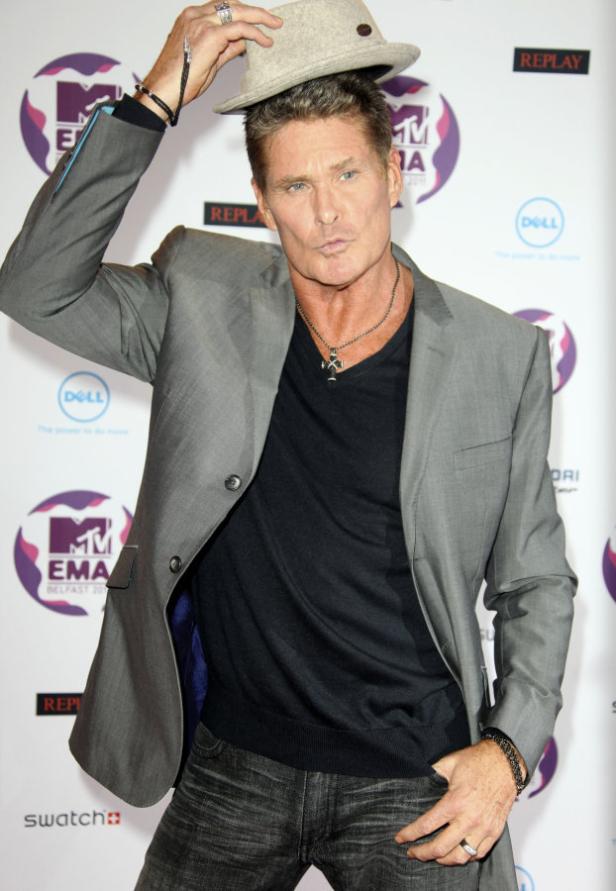 David Hasselhoff posiert mit einem Hut auf dem Kopf auf dem roten Teppich.