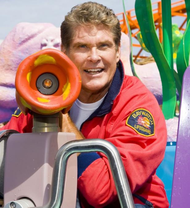 David Hasselhoff in roter „Baywatch“-Jacke auf einer Attraktion.