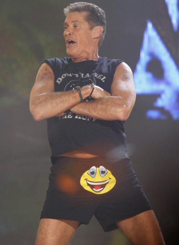 David Hasselhoff in einem schwarzen T-Shirt und Boxershorts mit Smiley-Gesicht auf der Bühne.