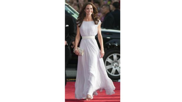 Kate Middleton in einem langen, helllila Kleid auf einem roten Teppich.
