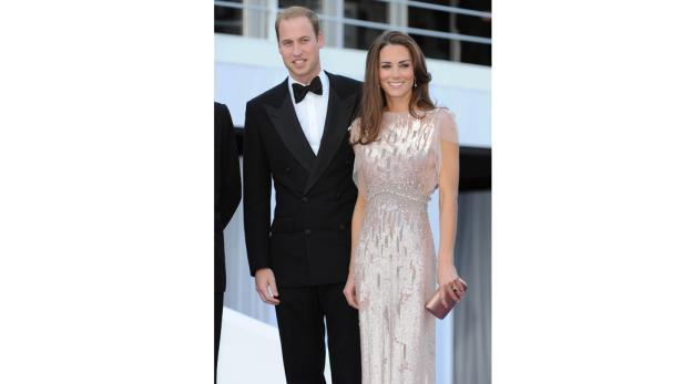 Prinz William und Kate Middleton posieren auf einem roten Teppich.