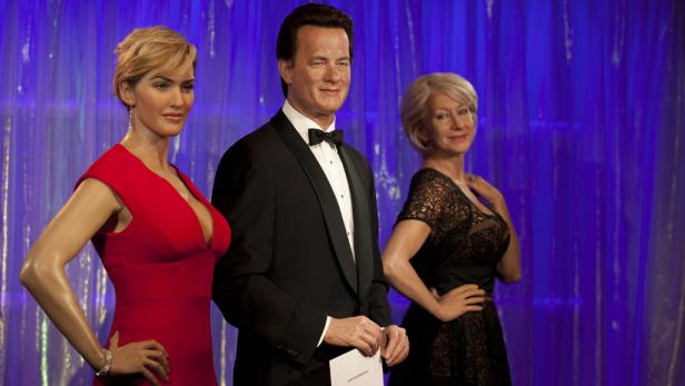 Wachsfiguren von Kate Winslet, Tom Hanks und Helen Mirren vor blauem Hintergrund.