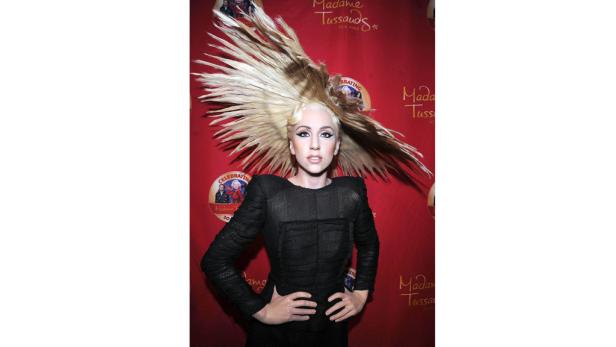 Lady Gaga mit einem extravaganten Kopfschmuck im Madame Tussauds New York.